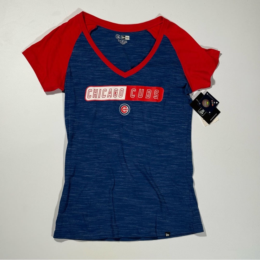 New Era Women’s Chicago Cubs V-Neck Tee
